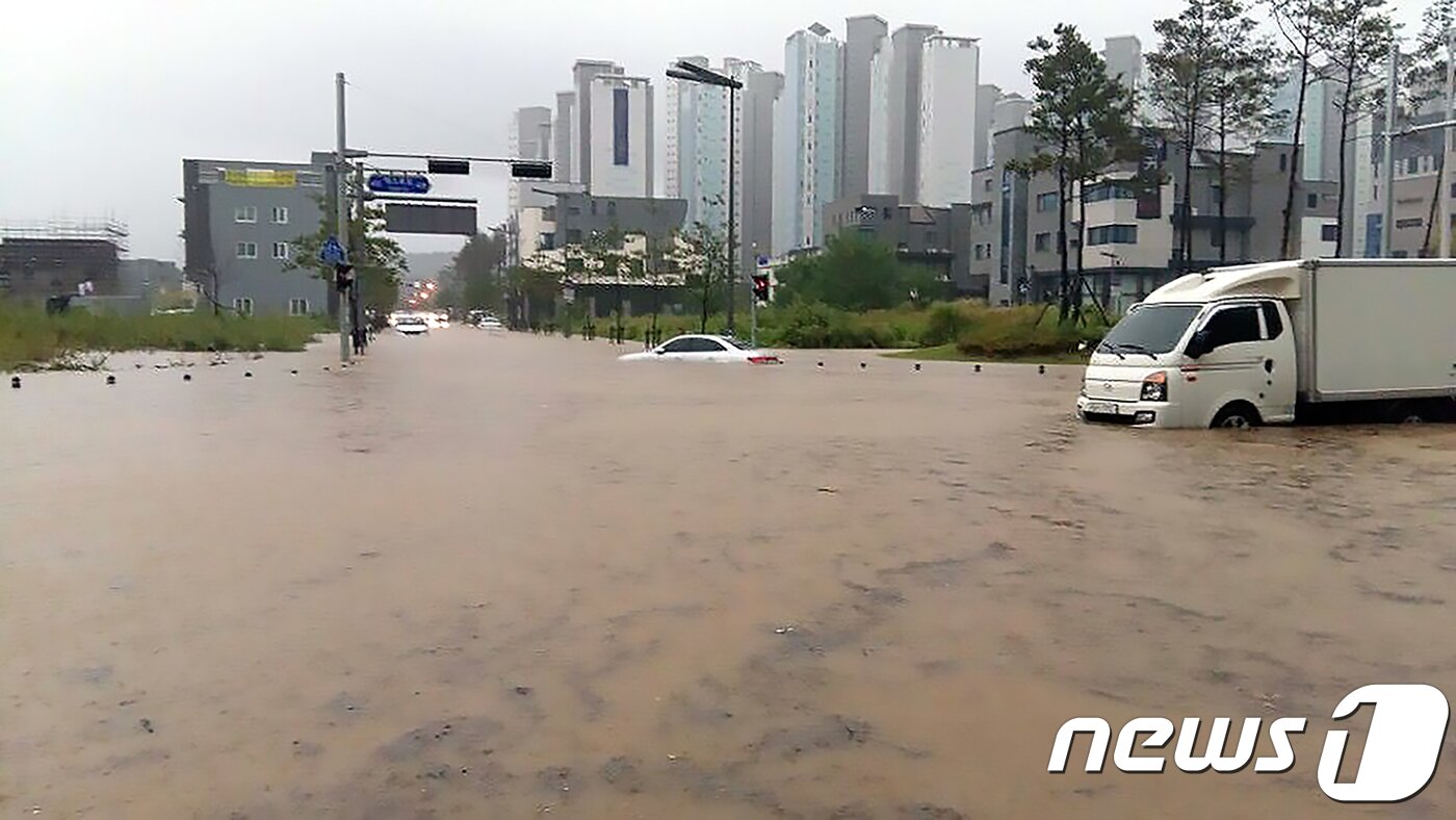 본문 이미지 - 대전지역에 시간당 60mm가 넘는 폭우가 쏟아지며 호우경보가 내려진 28일 오전 대전시 유성구 전민동 일대가 빗물에 잠겨 있다.(독자 제공)2018.8.28/뉴스1 ⓒ News1 장수영