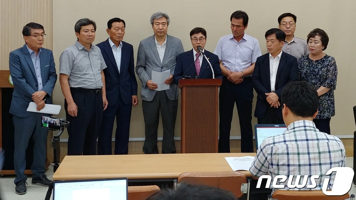본문 이미지 - 충북 청주 KTX오송역 명칭 개명 보류 사태가 3년 넘게 이어져 시의 개명 의지에 의문이 제기된다. KTX오송역 명칭개정 시민위원회가 2018년 8월28일 청주시청 브리핑룸에서 기자회견을 열고 “제6차 정기회의 결과 오송역 명칭 개정안을 청주오송역으로 확정했다”고 밝혔다. 2018.8.28/뉴스1ⓒ News1