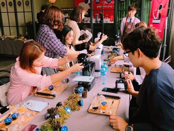 28일 서울 성수동의 호스팅 하우스에서 바리스타 방준배와 함께하는 커피클래스가 열리고 있다./김수경 에디터© News1