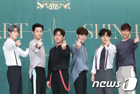 신화가 28일 오후 서울 영등포 타임스퀘어에서 열린 데뷔 20주년 기념 스페셜 앨범 ‘하트(HEART)’ 발매 기념 기자간담회에 참석해 포즈를 취하고 있다. 왼쪽부터 혜성, 전진, 이민우, 앤디, 김동완, 에릭. 이번 앨범에는 타이틀 곡 ‘키스 미 라이크 댓(Kiss Me Like That)’을 비롯해 ‘레벨(LEVEL)’ ‘떠나가지 마요’,'인 디 에어'(In The Air), '히어 아이 컴'(HERE I COME) 등이 수록돼 있다. 2018.8.28./뉴스1 © News1 권현진 기자