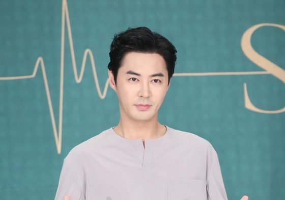 전진, 김동완 논란 속 신화 데뷔 28주년 소감…"멤버들 자리 지켜 고마워"