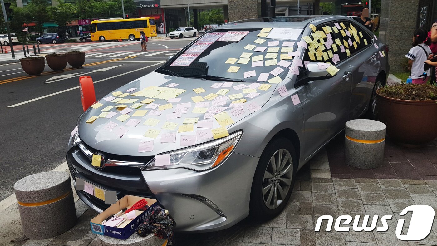 본문 이미지 - 인천시 연수구 한 아파트단지 정문 인도에 입주민인 50대 여성의 차량이 주차되어 있다. (독자제공)/뉴스1 ⓒ News1 정진욱 기자