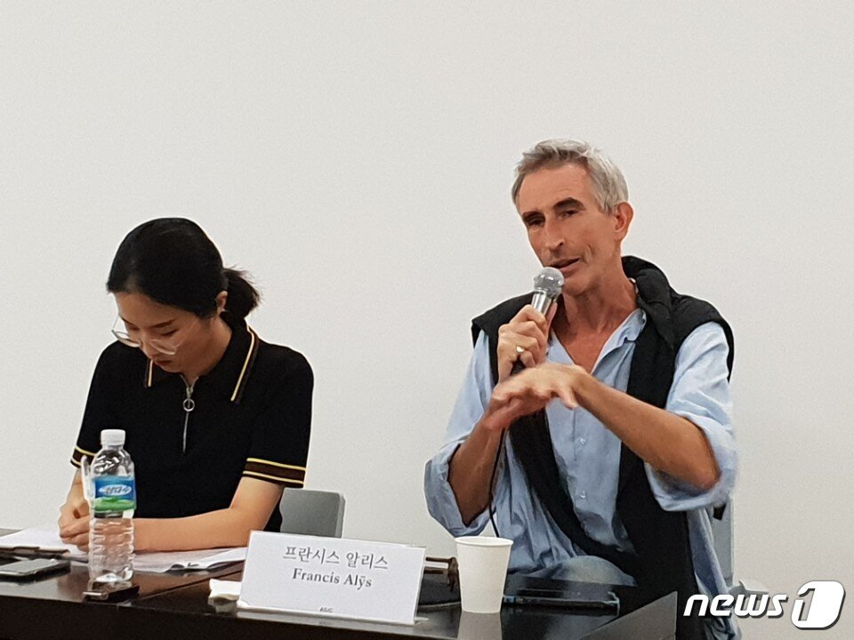 본문 이미지 - '지브롤터 항해일지' 전시를 앞두고 한국을 찾은 프란시스 알리스가 29일 아트선재센터에서 열린 기자간담회에서 작업에 대해 설명하고 있다.