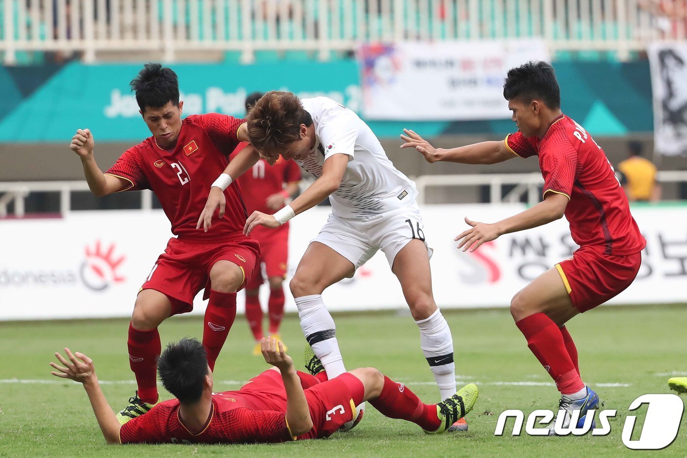 본문 이미지 - 29일 오후 인도네시아 보고르 파칸사리 스타디움에서 열린 2018 자카르타·팔렘방 아시안게임 U-23 남자축구 4강전 대한민국과 베트남의 경기에서 황의조가 돌파를 하고 있다. 이날 경기는 대한민국이 베트남을 상대로 3대1로 승리했다. 2018.8.29/뉴스1 ⓒ News1 임세영 기자