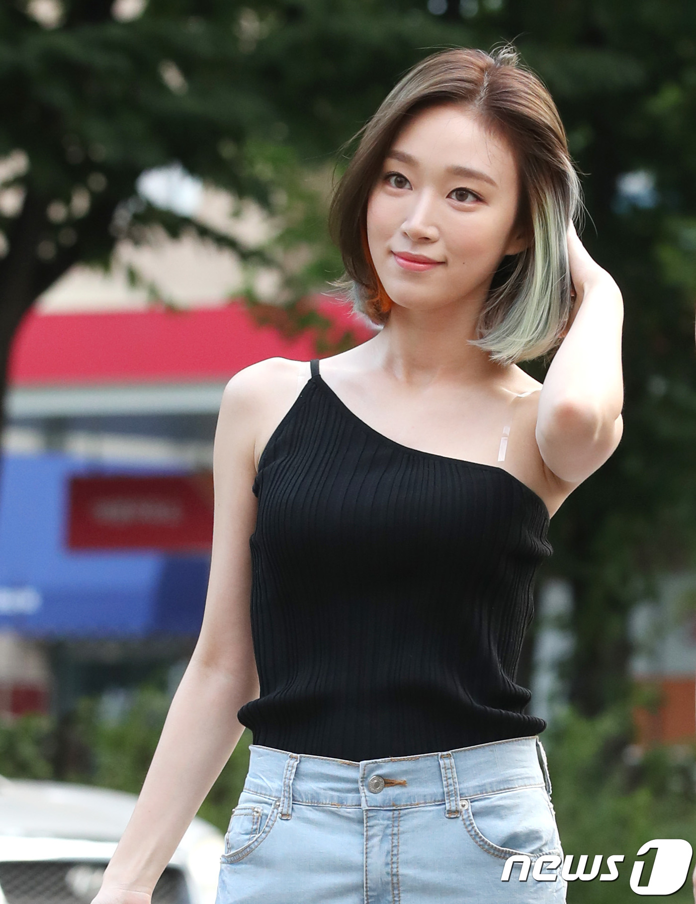 (서울=뉴스1) 권현진 기자 = 가수 소야가 3일 오전 서울 여의도 KBS에서 열린 KBS2 '뮤직뱅크'(뮤뱅) 리허설을 하기 위해 방송국으로 들어서며 인사를 하고 있다. 2018 …