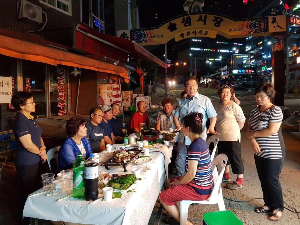 본문 이미지 - 강북구 솔샘시장에서 지역 주민들과 삼겹살 파티를 연 박원순 서울시장&#40;페이스북 제공&#41;.ⓒ News1