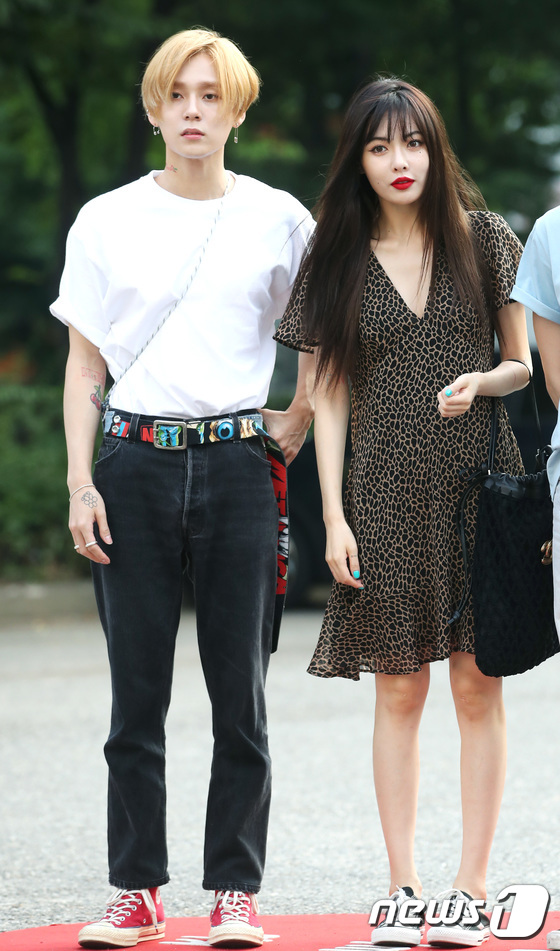 트리플H 이던, 현아(오른쪽)가 3일 오전 서울 여의도 KBS에서 열린 KBS2 '뮤직뱅크'(뮤뱅) 리허설을 하기 위해 방송국으로 들어서며 인사를 하고 있다. 2018.8.3./뉴스1 © News1 권현진 기자