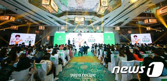 본문 이미지 - 파파레서피는 지난 5월 21일 중국 상해 리츠칼튼 호텔에서 신제품 론칭 행사를 열었다. 이날 행사에서는 파파레서피 중화권 모델로 발탁된 판청청이 참여해 눈길을 끌었다.ⓒ News1