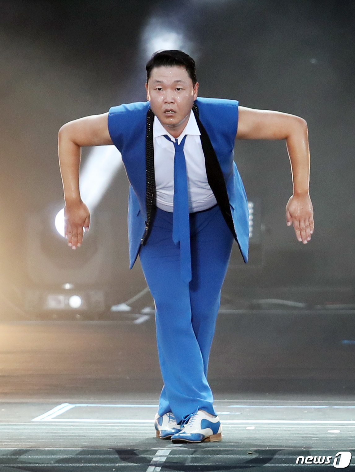 (서울=뉴스1) 권현진 기자 = 가수 싸이가 3일 오후 서울 잠실 보조경기장에서 열린 '싸이 흠뻑쇼 SUMMER SWAG 2018’에서 열정적인 무대를 펼치고 있다. 2018.8. …