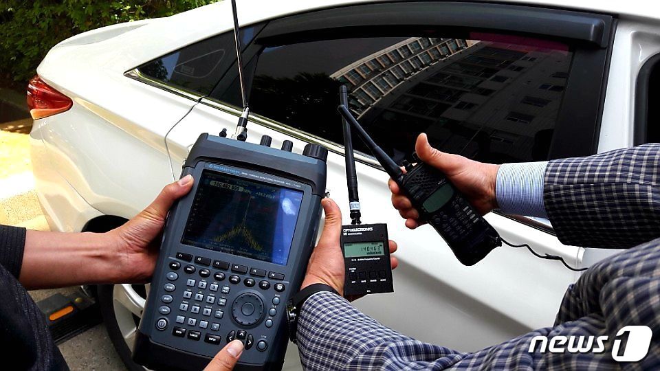 본문 이미지 - 경찰 무전 도청을 위해 견인차 기사들이 사용한 무전 도청기(전북지방경찰청 제공)2018.08.30/뉴스1ⓒ News1 박슬용 기자