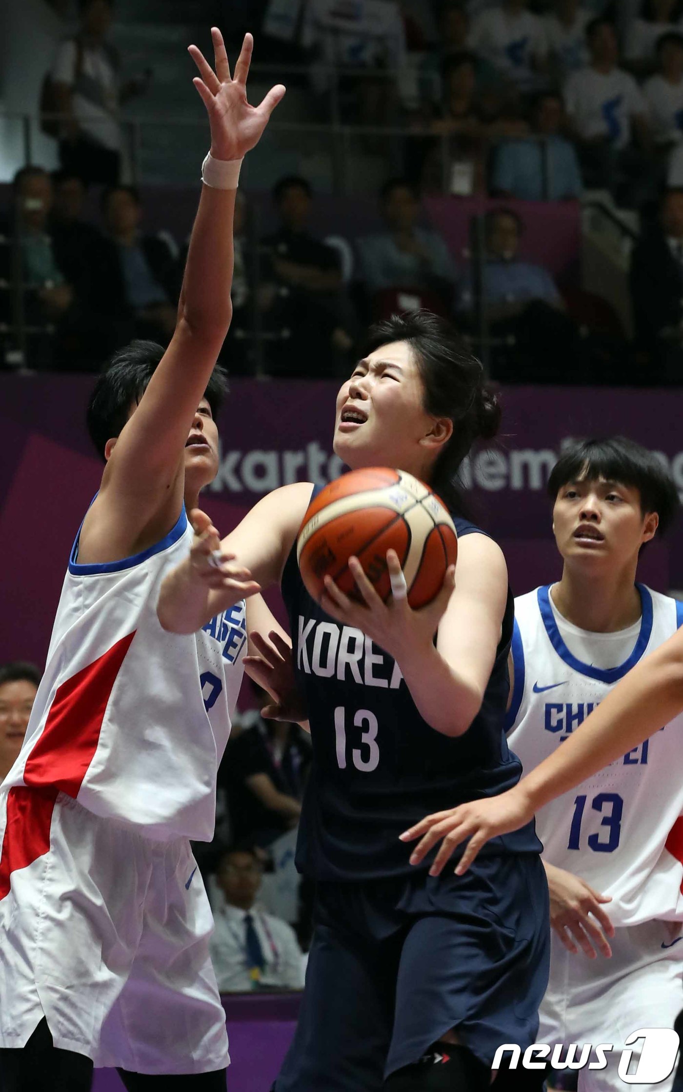 (자카르타(인도네시아)=뉴스1) 김명섭 기자 = 30일 인도네시아 자카르타 겔로라 붕 카르노(GBK) 이스토라 경기장에서 열린 2018 자카르타- 팔렘방 아시안게임 여자농구 남북단 …