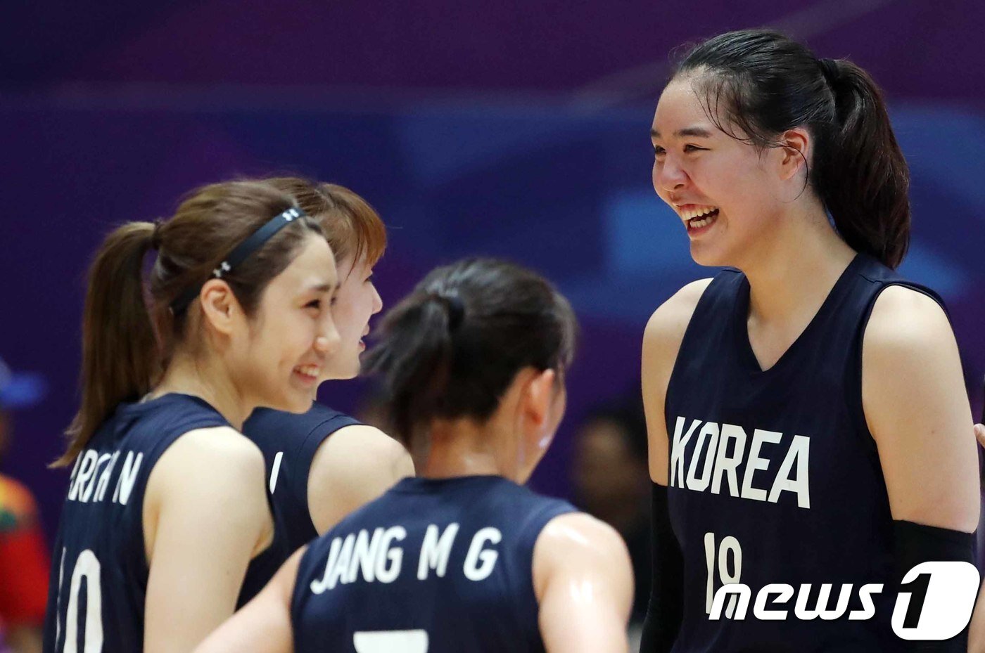 본문 이미지 - 30일 인도네시아 자카르타 겔로라 붕 카르노(GBK) 이스토라 경기장에서 열린 2018 자카르타- 팔렘방 아시안게임 여자농구 남북단일팀과 대만의 준결승 경기에서 박지수가 승리한 후 환하게 웃고 있다. 2018.8.30/뉴스1 ⓒ News1 김명섭 기자