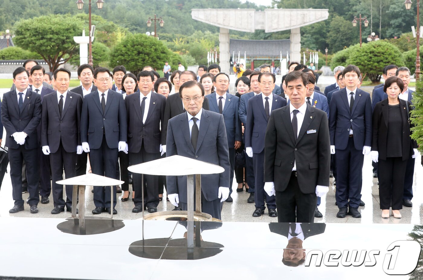 본문 이미지 - 지난 8·25 전당대회에서 당 대표로 선출된 이해찬 더불어민주당 대표가 지난달 30일 광주 북구 운정동 국립5·18민주묘지에서 5월 영령들의 넋을 기리고 있다. 이 대표는 당시 방명록에 &#34;5·18 광주 정신은 영원합니다!&#34;라고 적었다 2018.8.30/뉴스1 ⓒ News1 한산 기자
