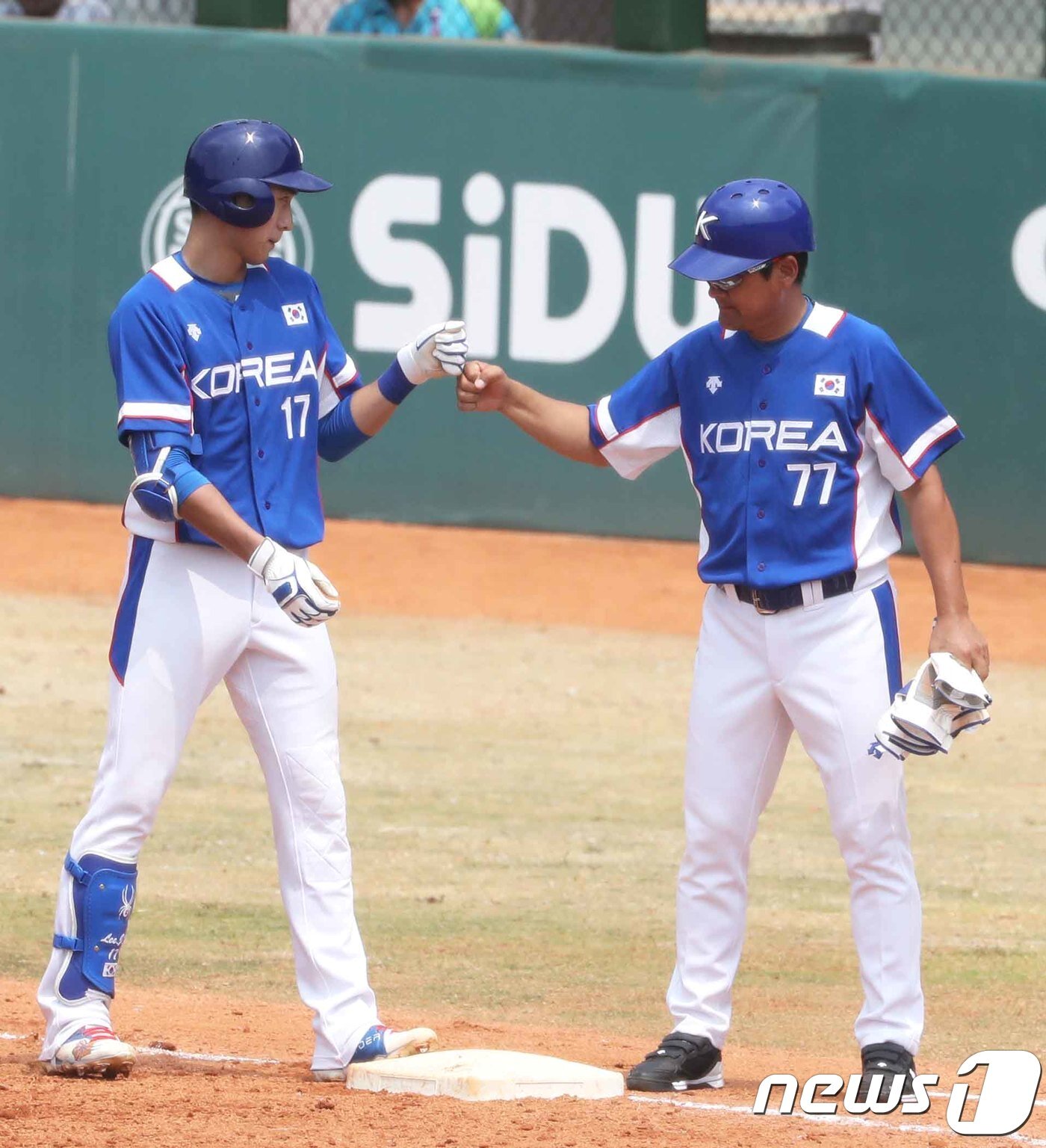 본문 이미지 - 30일 오후 인도네시아 자카르타 겔로라 붕 카르노(GBK) 야구장에서 열린 2018 자카르타·팔렘방 아시안게임 야구 슈퍼라운드 대한민국과 일본의 경기 4회초 2사 주자없는 상황 대한민국 이정후가 안타를 치고 아버지인 이종범 코치와 하이파이브를 나누고 있다. 2018.8.30/뉴스1 ⓒ News1 임세영 기자