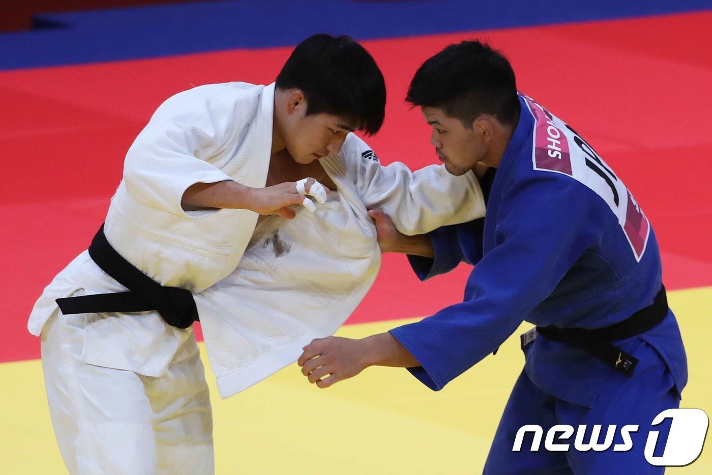 본문 이미지 - 2018 자카르타-팔렘방 아시안게임 남자 유도 73㎏급 결승전 당시 안창림이 일본의 오노 쇼헤이를 공격하는 모습. (뉴스1 DB)  2018.8.30/뉴스1 ⓒ News1 임세영 기자