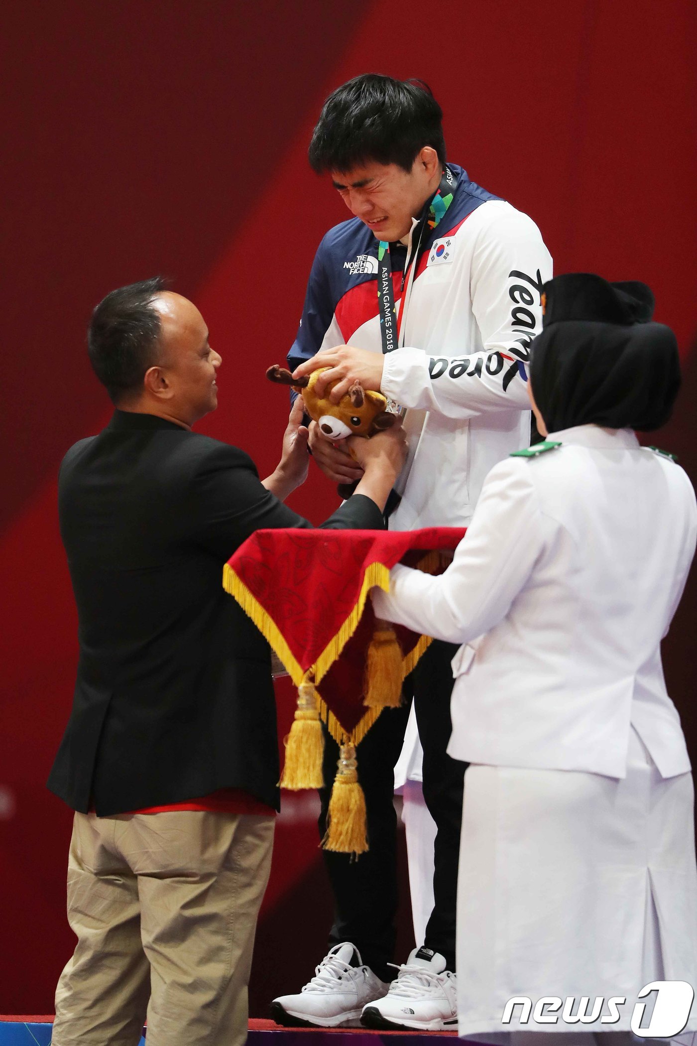 (자카르타(인도네시아)=뉴스1) 임세영 기자 = 30일 인도네시아 자카르타 컨벤션센터에서 열린 2018 자카르타·팔렘방 아시안게임 남자 유도 -73kg 메달 세리머니에서 안창림이 …