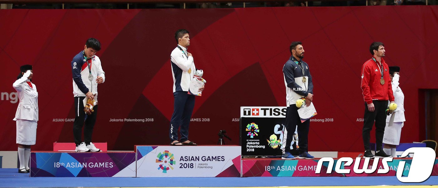 (자카르타(인도네시아)=뉴스1) 임세영 기자 = 30일 인도네시아 자카르타 컨벤션센터에서 열린 2018 자카르타·팔렘방 아시안게임 남자 유도 -73kg 메달 세리머니에서 안창림(왼 …