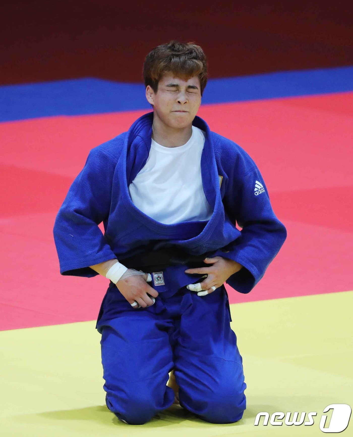 본문 이미지 - 30일 인도네시아 자카르타 컨벤션센터에서 열린 2018 자카르타·팔렘방 아시안게임 여자 유도 -70kg 결승전에서 김성연이 일본의 니조에 사키에게 허리 후리기 절반패를 당하고 아쉬워하고 있다. 2018.8.30/뉴스1 ⓒ News1 임세영 기자