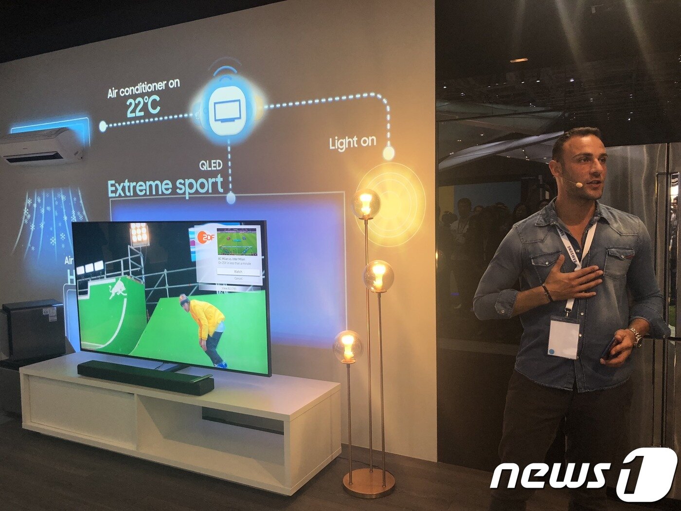 본문 이미지 - 30일(현지시간) 독일 베를린에서 열린 삼성전자의 'IFA 2018' 프레스 컨퍼런스를 마치고 글로벌 미디어를 대상으로 진행된 부스 투어에서 관계자가 '홈IoT' 서비스를 시연하고 있다. 2018.8.30/뉴스1 ⓒ News1