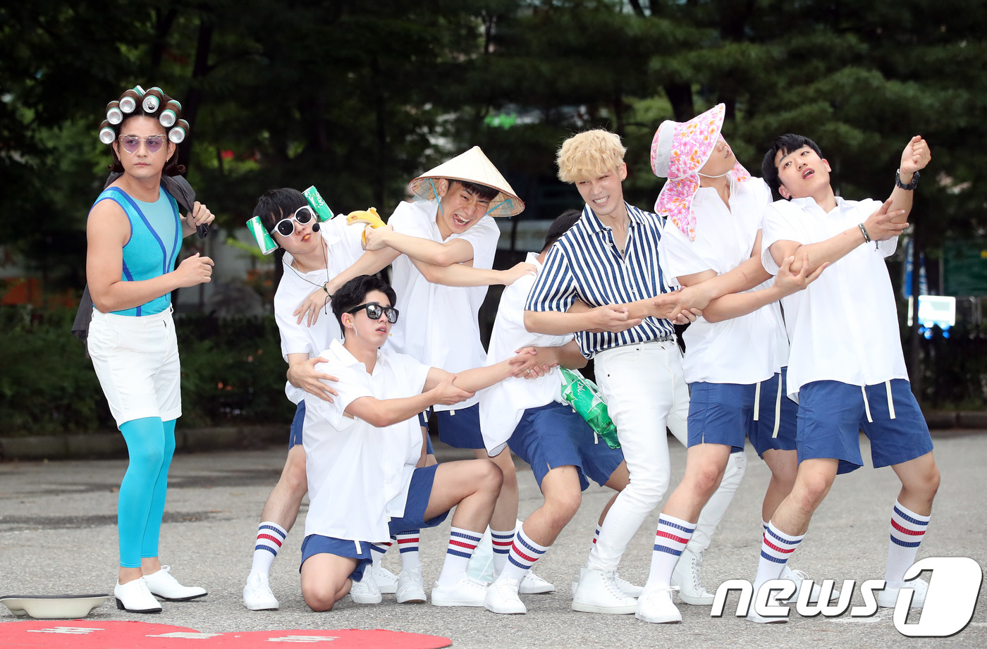 (서울=뉴스1) 권현진 기자 = 노라조가 31일 오전 서울 여의도 KBS 신관 공개홀에서 열린 KBS2 '뮤직뱅크'(뮤뱅) 리허설에 참석해 포즈를 취하고 있다. 2018.8.31/ …