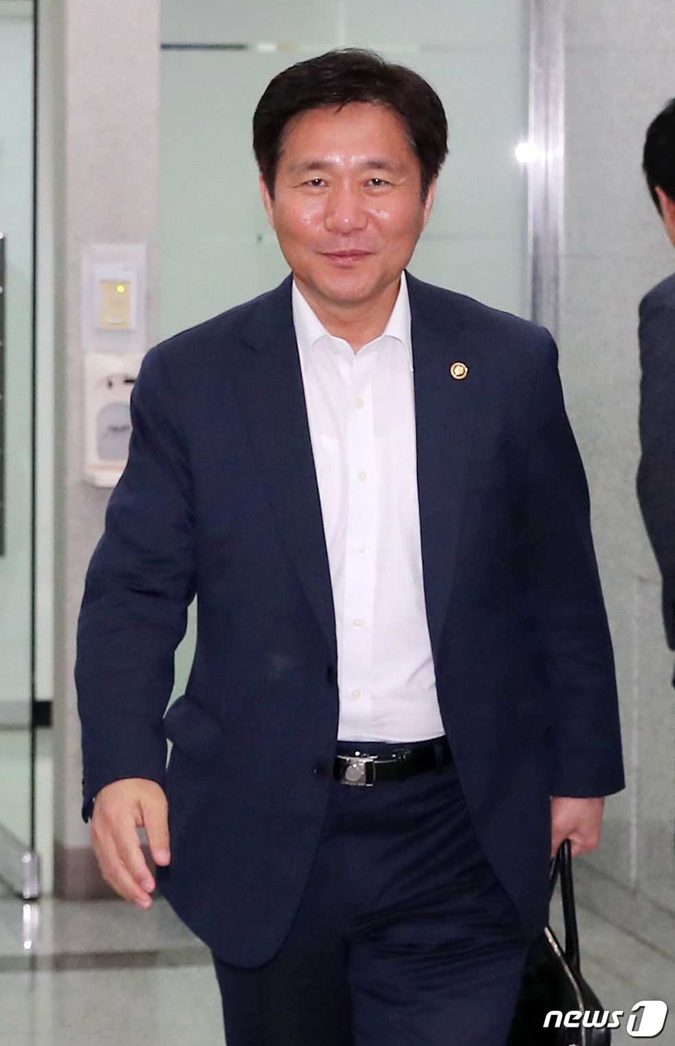 (서울=뉴스1) 구윤성 기자 = 산업통상자원부 장관에 내정된 성윤모 특허청장이 31일 오전 서울 강남구 특허청 서울사무소로 출근하고 있다. 2018.8.31/뉴스1