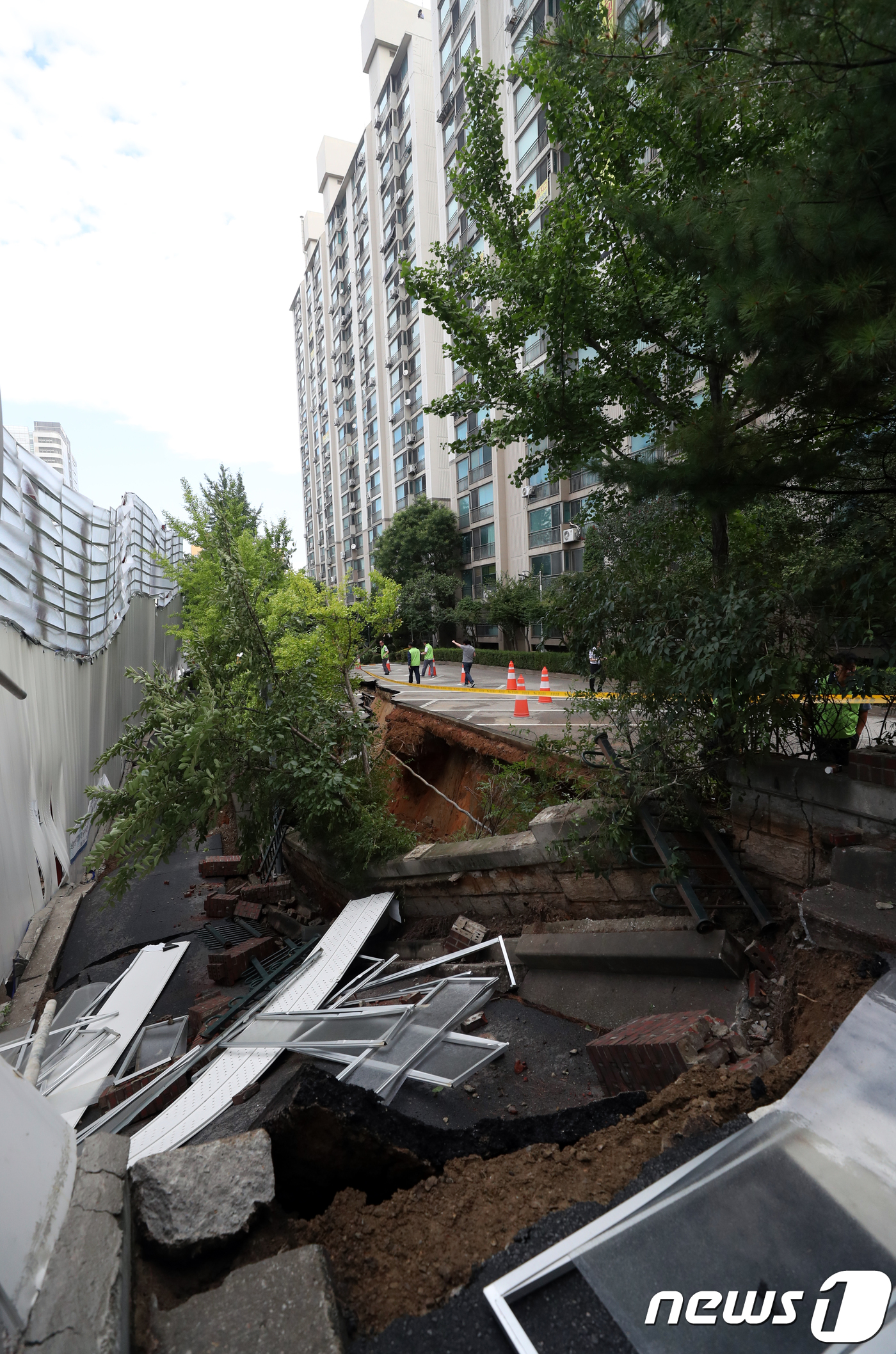 (서울=뉴스1) 오대일 기자 = 31일 오전 서울 금천구 가산동의 한 아파트 인근 도로에 가로 30미터, 세로 10미터 크기의 대형 싱크홀(땅 꺼짐)이 발생해 주변이 통제되고 있다 …