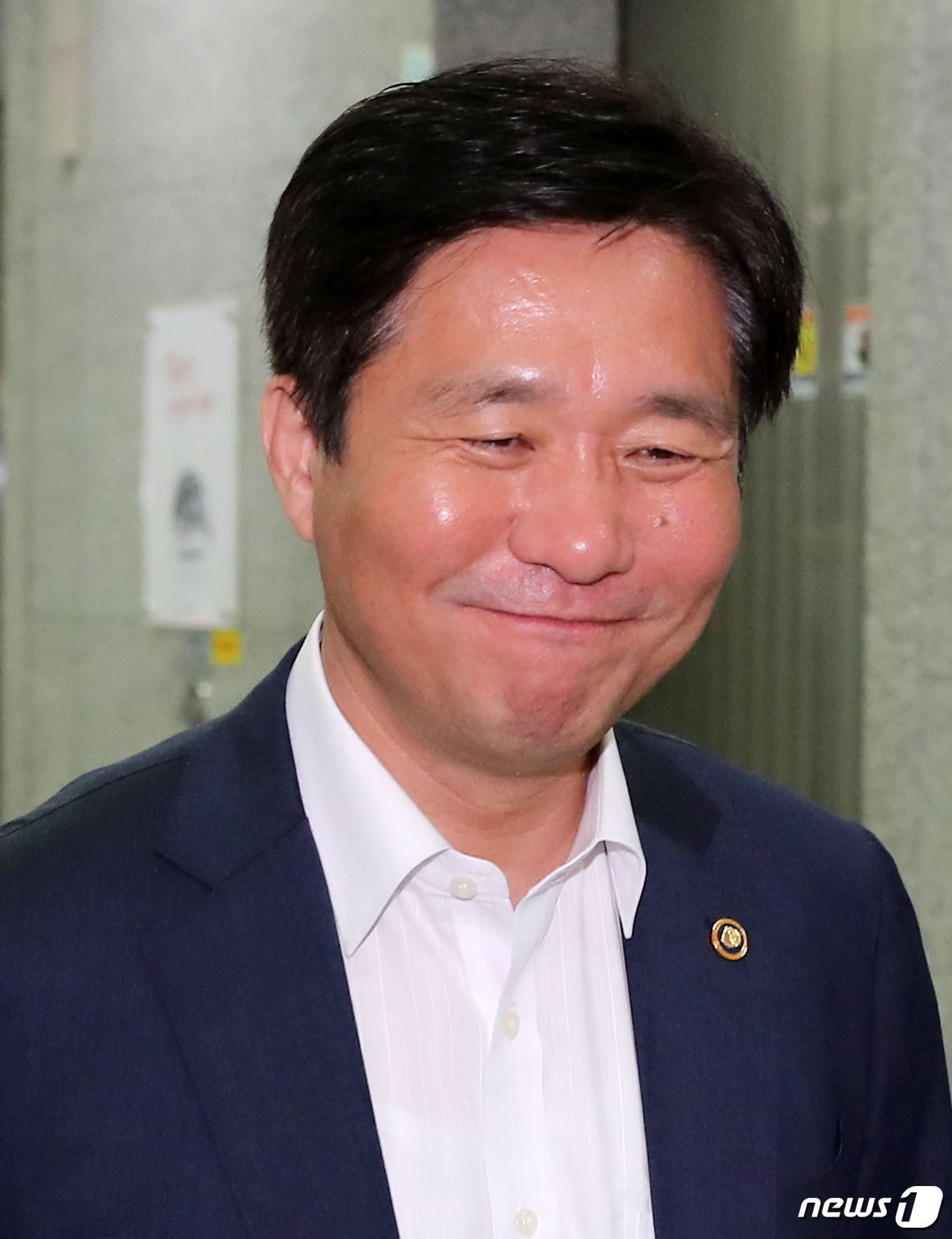 (서울=뉴스1) 구윤성 기자 = 산업통상자원부 장관에 내정된 성윤모 특허청장이 31일 오전 서울 강남구 특허청 서울사무소로 출근하고 있다. 2018.8.31/뉴스1