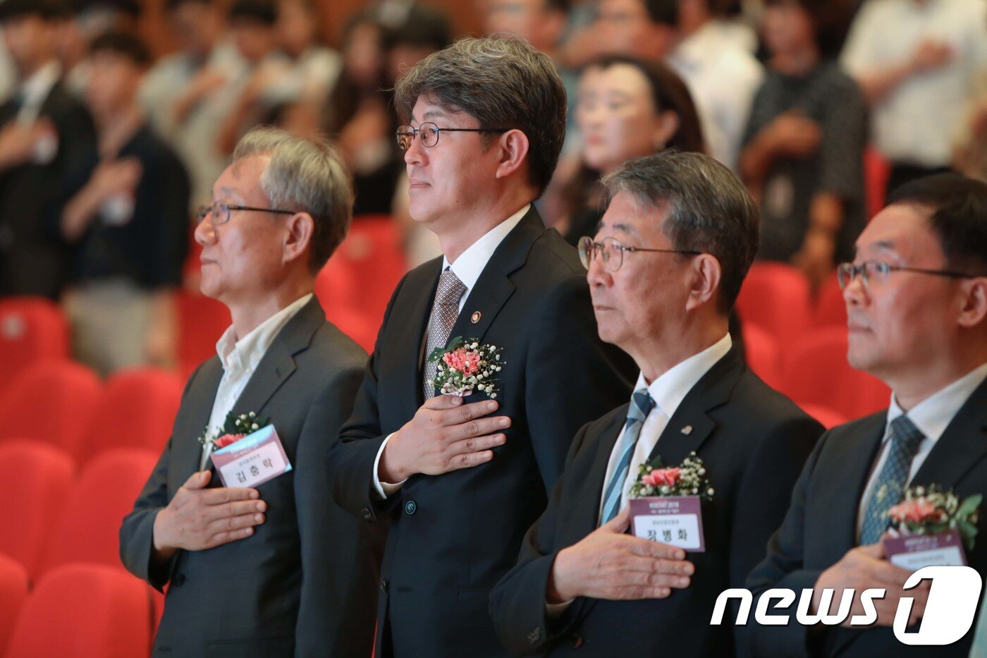 본문 이미지 - 강신욱 통계청장(왼쪽 두번째)이 31일 정부대전청사 대강당에서 열린 '제24회 통계의 날' 기념식에서 참석자들과 국기에 경례하고 있다. (통계청 제공) 2018.8.31/뉴스1