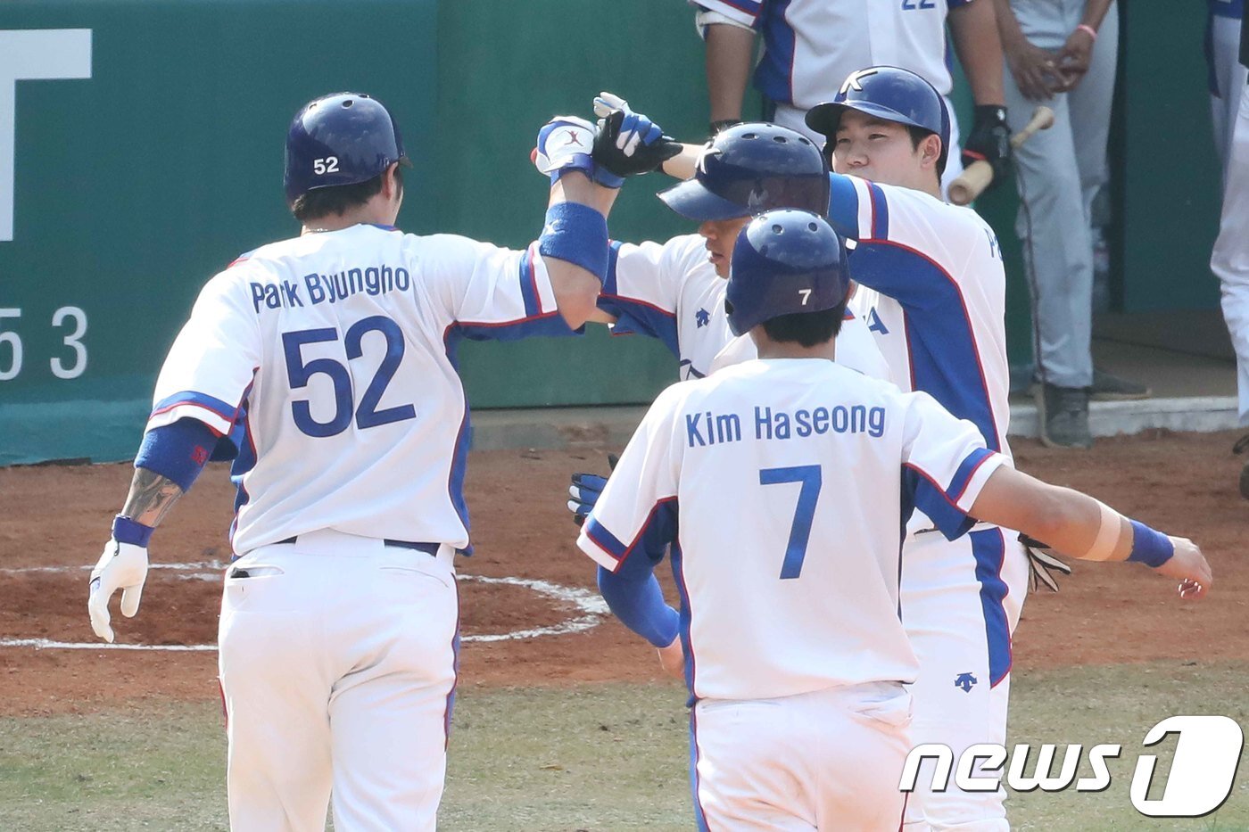 본문 이미지 - 31일 오후 인도네시아 자카르타 겔로라 붕 카르노(GBK) 야구장에서 열린 2018 자카르타·팔렘방 아시안게임 야구 슈퍼라운드 대한민국과 중국의 경기 5회말 2사 1,3루 상황 대한민국 박병호가 3점 홈런을 치고 동료들과 하이파이브를 나누고 있다. 2018.8.31/뉴스1 ⓒ News1 임세영 기자