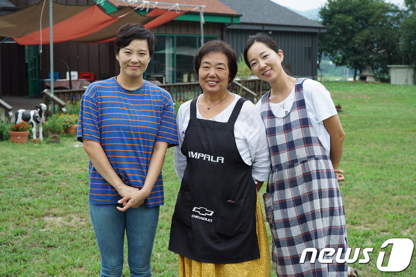 본문 이미지 - 대를 이어 목장을 운영하는 은아목장 세 모녀&#40;왼쪽부터 둘째 딸 김지아, 엄마 조옥향 대표, 첫째 딸 김지은&#41; ⓒ News1 김민우PDⓒ News1