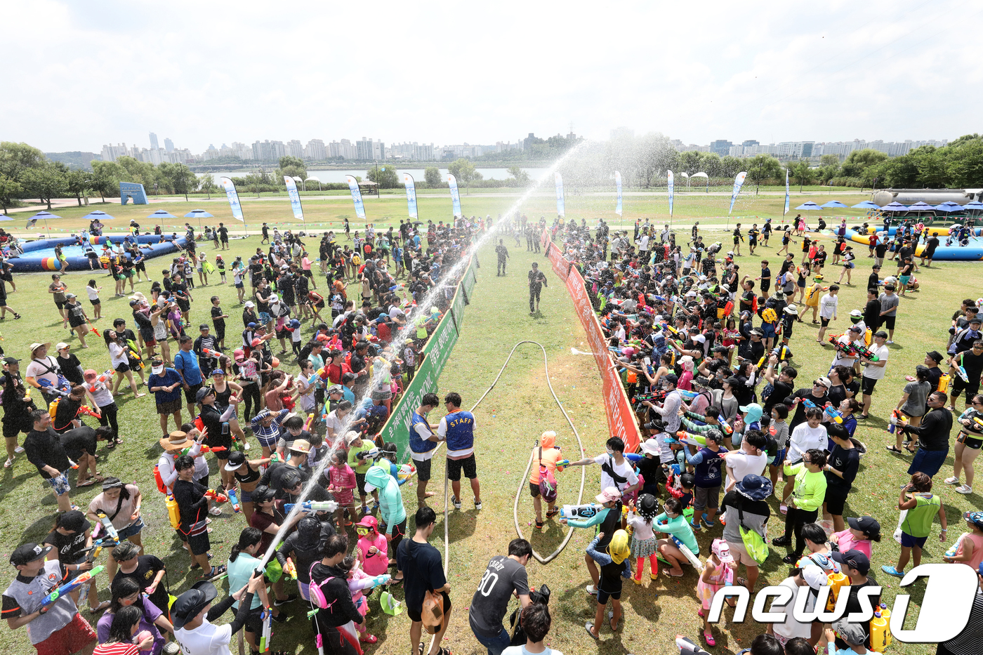 (서울=뉴스1) 이승배 기자 = 4일 오후 서울 마포구 난지한강공원에서 열린 한강물싸움축제에서 참가자들이 물총 등을 이용해 물싸움을 하고 있다. 2018.8.4/뉴스1