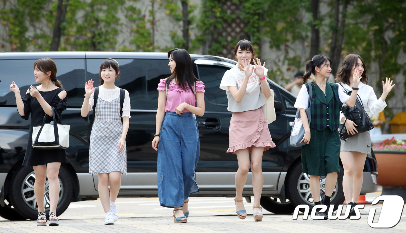 (인천=뉴스1) 권현진 기자 = AKB48 미야자키 미호(왼쪽부터), 혼다 히토미, 시타오 미우, 고토 모에, 타케우치 미유, 타카하시 쥬리가 5일 오전 인천 부평구 삼산월드체육관 …