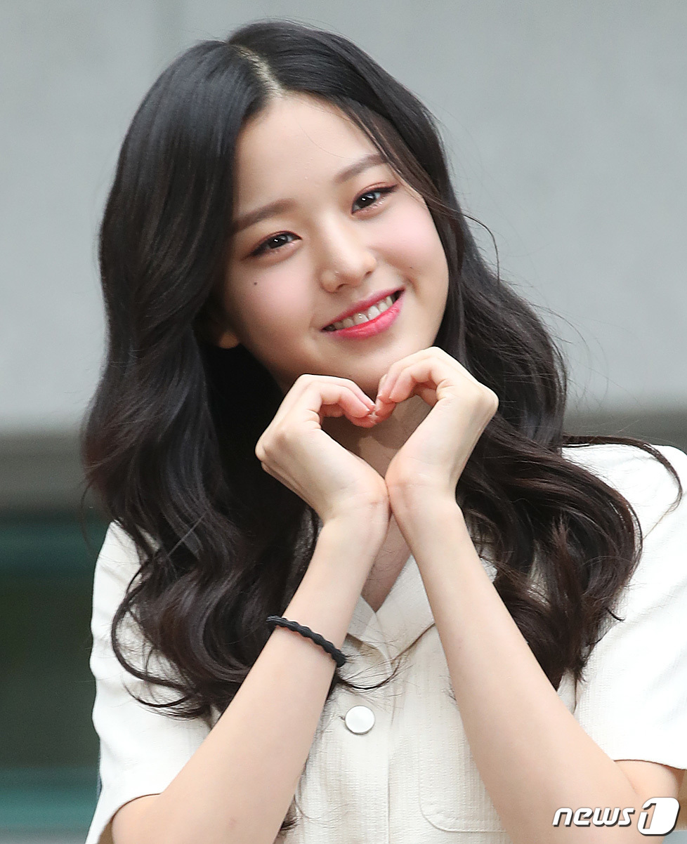 (인천=뉴스1) 권현진 기자 = 장원영 연습생이 5일 오전 인천 부평구 삼산월드체육관에서 열린 Mnet 서바이벌 프로그램 ‘프로듀스 48’ 콘셉트 평가 녹화를 앞두고 출근길 공개 …