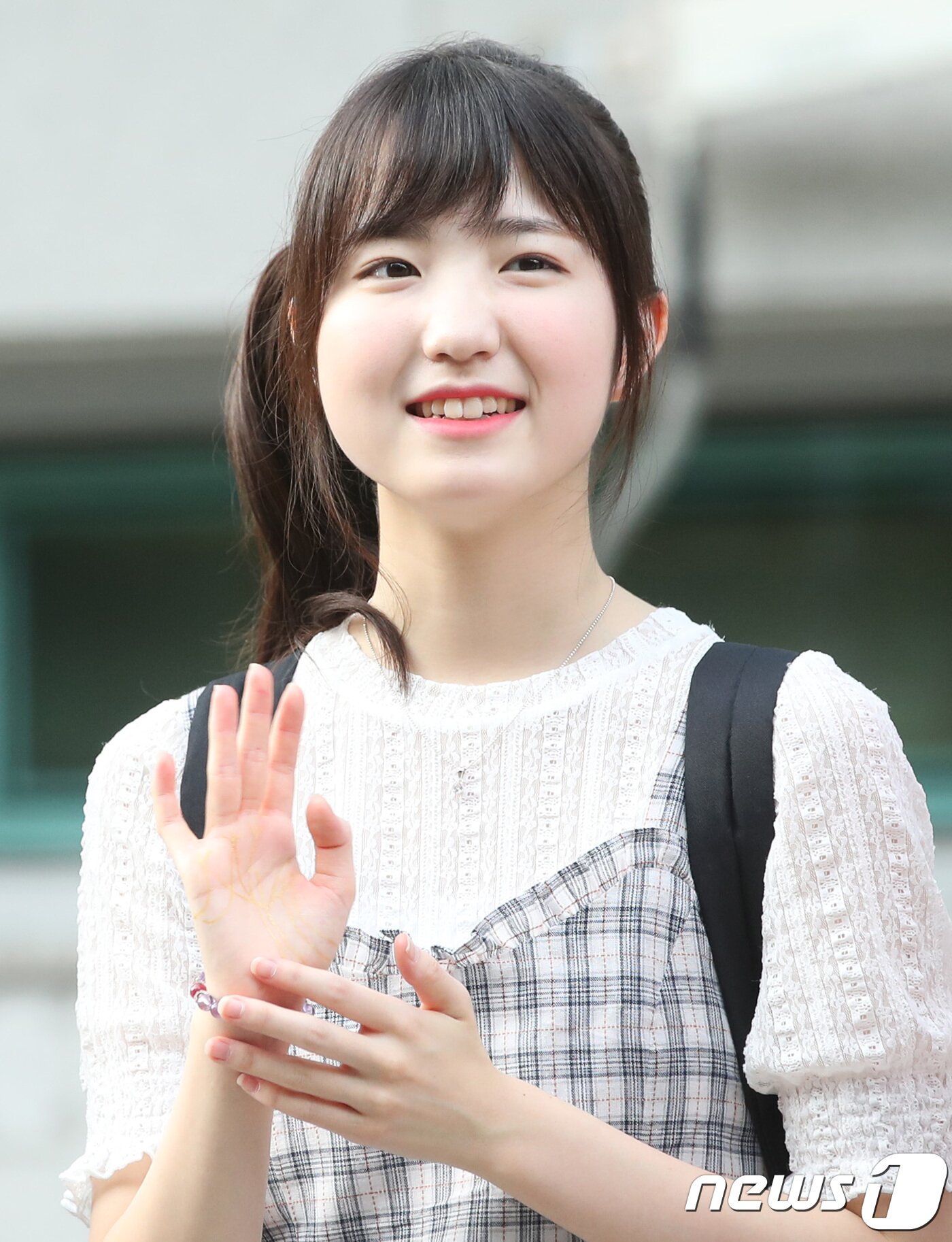 본문 이미지 - AKB48 혼다 히토미가 5일 오전 인천 부평구 삼산월드체육관에서 열린 Mnet 서바이벌 프로그램 ‘프로듀스 48’ 콘셉트 평가 녹화에 참석해 인사를 하고 있다. 2018.8.5/뉴스1ⓒ News1 권현진 기자