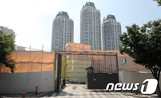 본문 이미지 - 대전 유일의 5성급 호텔이었던 '호텔리베라'가 폐업한 뒤 철거 작업이 이뤄지고 있다. ⓒ News1