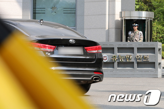 5일 오후 과천 국군기무사령부 정문에서 군장병이 근무를 서고 있다. 2018.8.5/뉴스1 © News1 박지수 기자