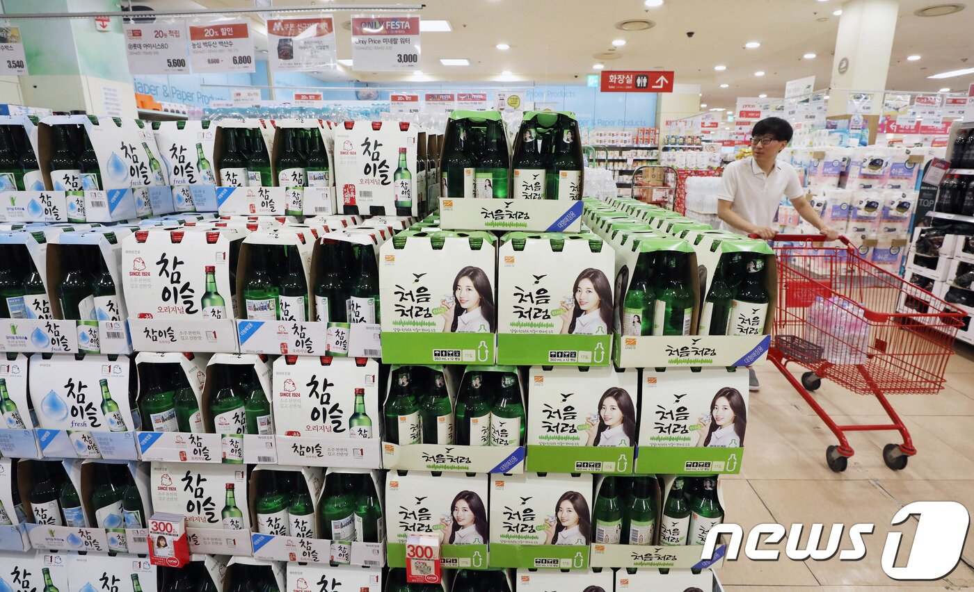 본문 이미지 - 서울 시내의 한 대형마트에 소주가 진열되어 있다. 2018.8.5/뉴스1 ⓒ News1 이재명 기자