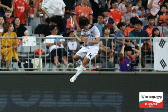 본문 이미지 - 대구FC의 김대원이 5일 춘천송암스포츠타운에서 열린 강원FC와의 KEB하나은행 K리그1 2018 21라운드에서 득점 후 세리머니를 하고 있다. (한국프로축구연맹 제공) ⓒ News1
