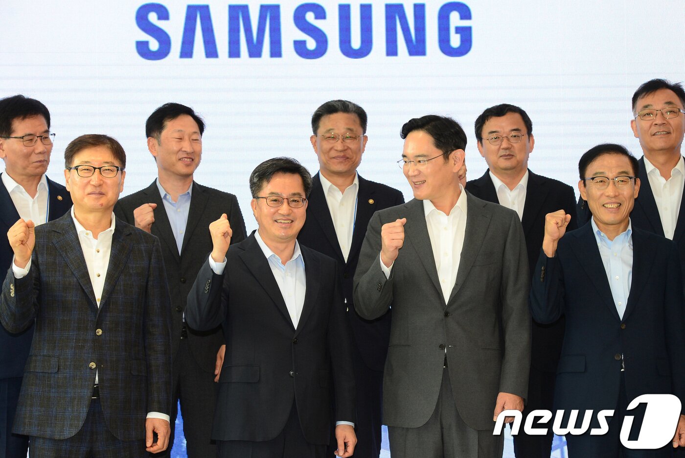 본문 이미지 - 김동연 경제부총리 겸 기획재정부 장관이 지난 6일 오전 경기도 평택시 삼성전자 평택캠퍼스를 방문해 이재용 삼성전자 부회장을 비롯한 임직원들과 파이팅을 외치고 있다. 2018.8.6/뉴스1 ⓒ News1 오장환 기자
