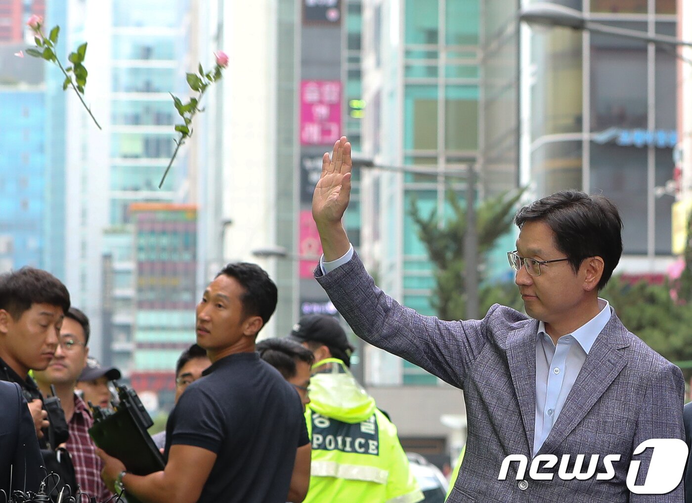 본문 이미지 - &#39;드루킹&#39; 일당의 댓글 공작에 연루된 의혹을 받고 있는 김경수 경남도지사가 6일 오전 서울 서초구 허익범 특검 사무실에 피의자 신분으로 조사를 받기 위해 출석하며 지지자들의 꽃세례를 받고 있다.  2018.8.6/뉴스1 ⓒ News1 허경 기자