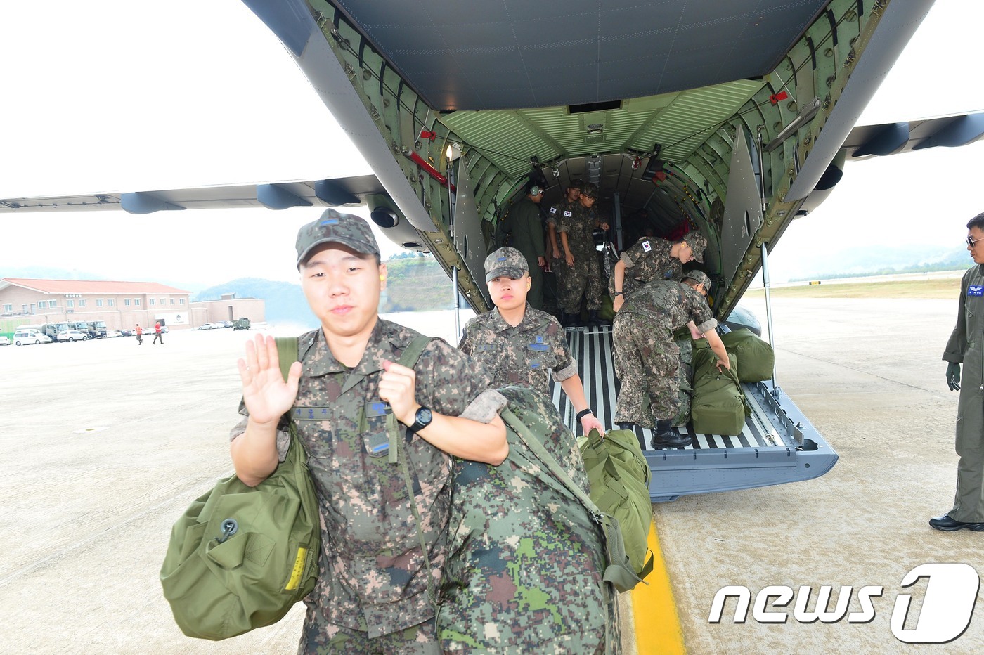(서울=뉴스1) = '수송기 활용 신병 부대배속' 시범 운용에 따라 6일 CN-235 수송기를 타고 8전비에 도착한 공군 신병들이 수송기에서 내리고 있다. (공군 제공) 2018. …