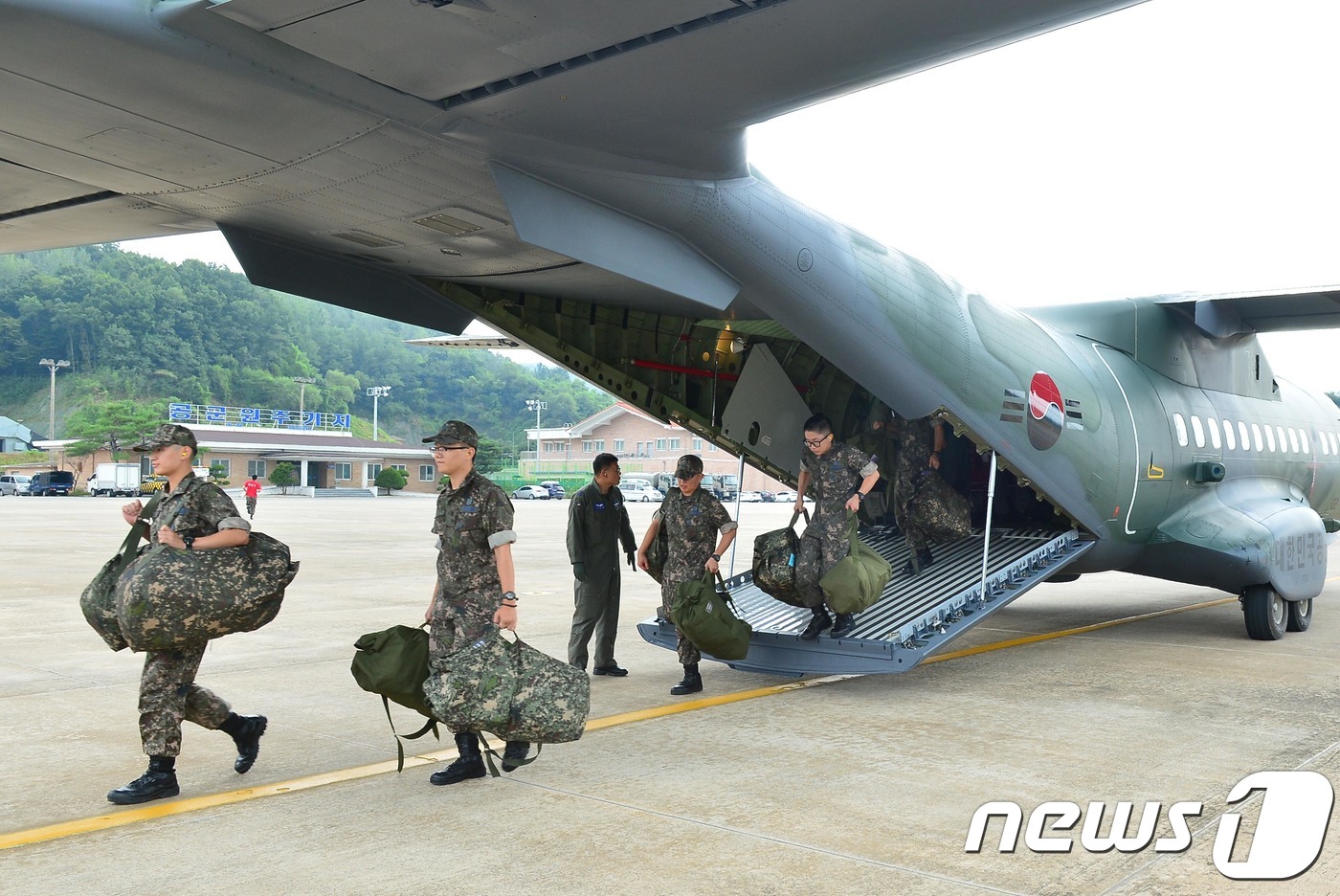(서울=뉴스1) = '수송기 활용 신병 부대배속' 시범 운용에 따라 6일 CN-235 수송기를 타고 8전비에 도착한 공군 신병들이 수송기에서 내리고 있다. (공군 제공) 2018. …