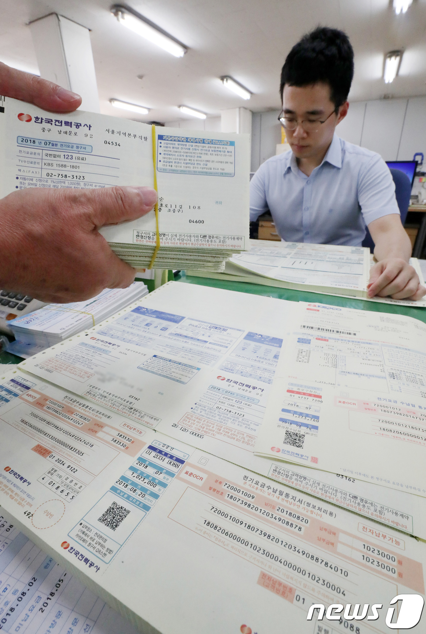 (서울=뉴스1) 민경석 기자 = 6일 서울 중구 한국전력 서울지역사업소에서 직원들이 가정으로 배부될 지난 7월 전기요금 고지서를 분류하고 있다.연일 이어진 폭염으로 인해 정부는 누 …