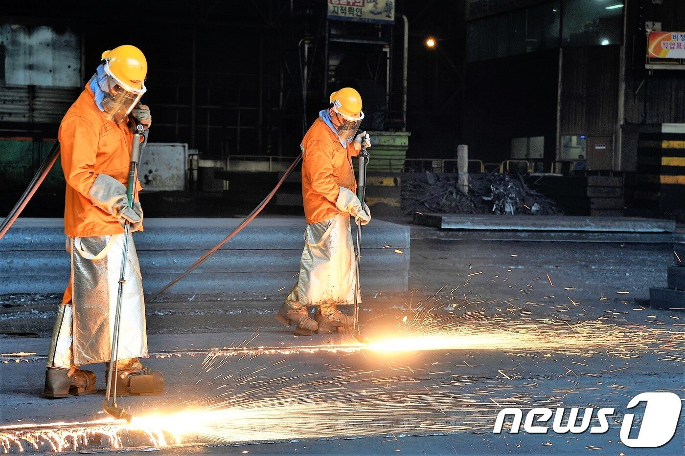 본문 이미지 - 기록적인 폭염이 이어지는 6일 광양제철소 제강부 1연주공장에서 방열복을 입은 근로자가 철강 반제품인 '슬라브'의 표면을 불꽃으로 다듬는 '스카핑(scarfing)'작업을 하고 있다.(독자 제공)2018.8.6/뉴스1 ⓒ News1 