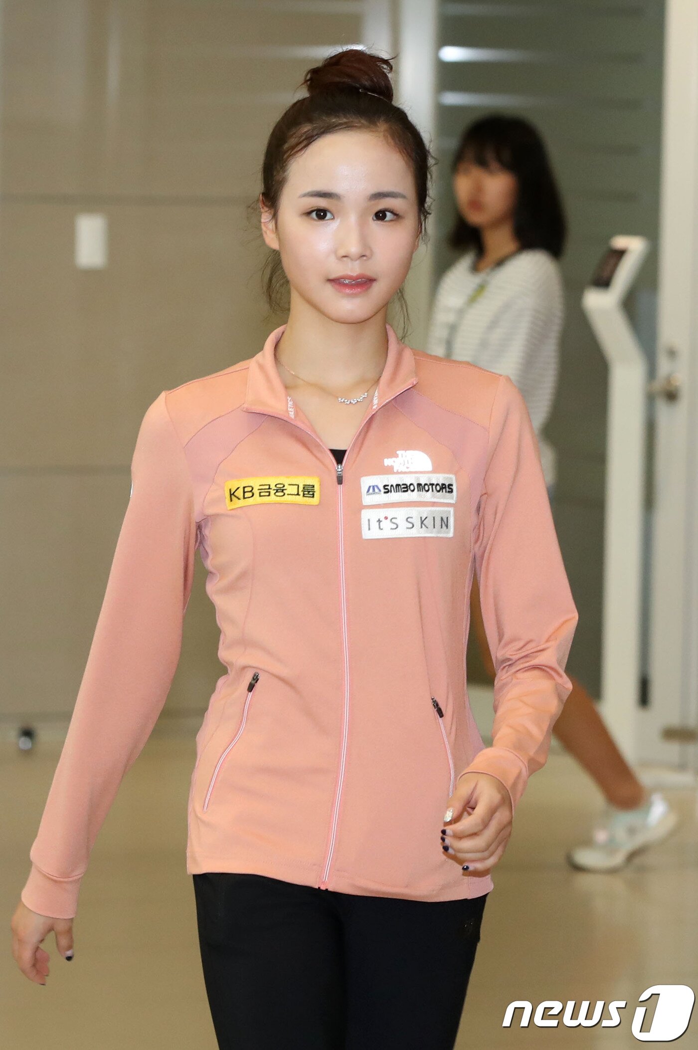 본문 이미지 - 한국 피겨 여자싱글 기대주 임은수가 6일 오후 인천국제공항을 통해 귀국하고 있다. 임은수는 시니어 무대 데뷔전인 2018 국제빙상경기연맹&#40;ISU&#41; 챌린저 시리즈 아시안 오픈 피겨스케이팅 트로피 프리스케이팅에서 우승을 차지했다.2018.8.6/뉴스1 ⓒ News1 이광호 기자