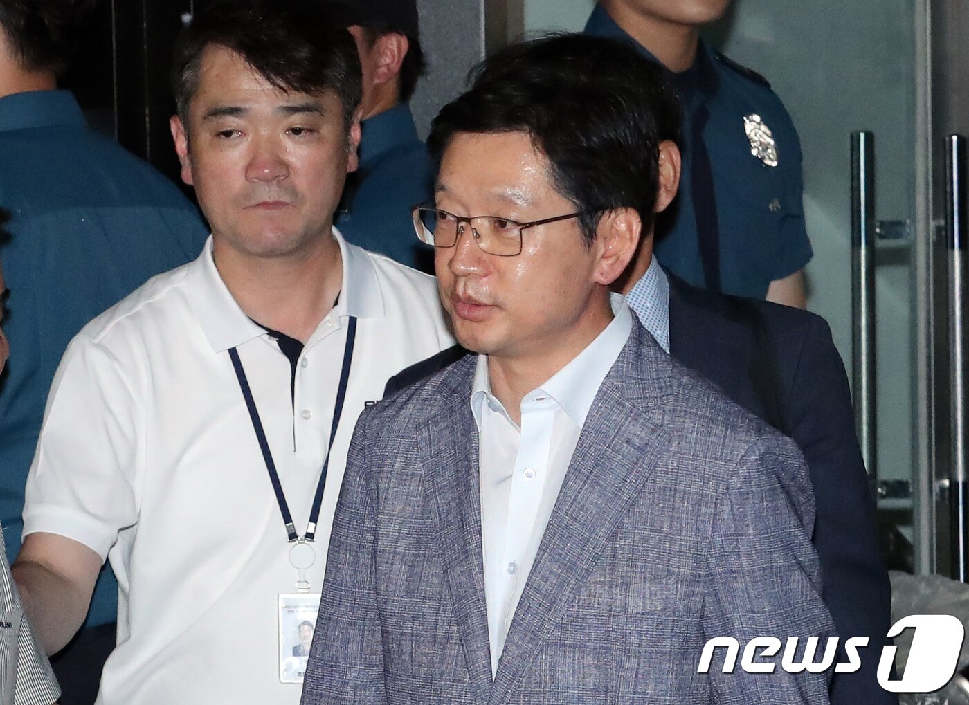 본문 이미지 - '드루킹' 일당의 댓글 공작에 연루된 의혹을 받고 있는 김경수 경남도지사가 7일 새벽 서울 서초구 허익범 특별검사 사무실에서 피의자 신분으로 조사를 마치고 귀가하고 있다. 2018.8.7/뉴스1 ⓒ News1 이재명 기자