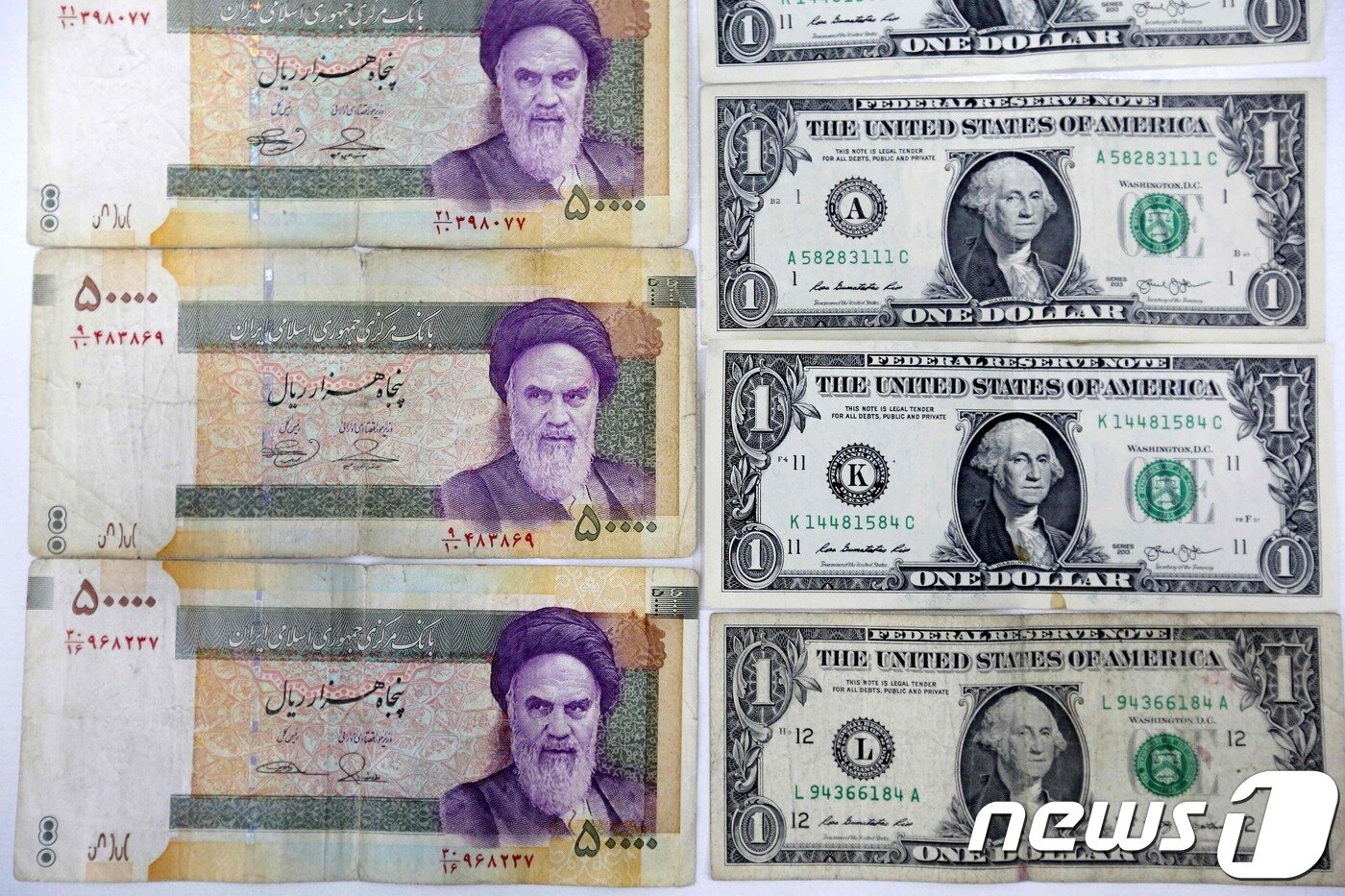 본문 이미지 - 이란 리알화(왼쪽) 미국 달러화(오른쪽) ⓒ AFP=뉴스1
