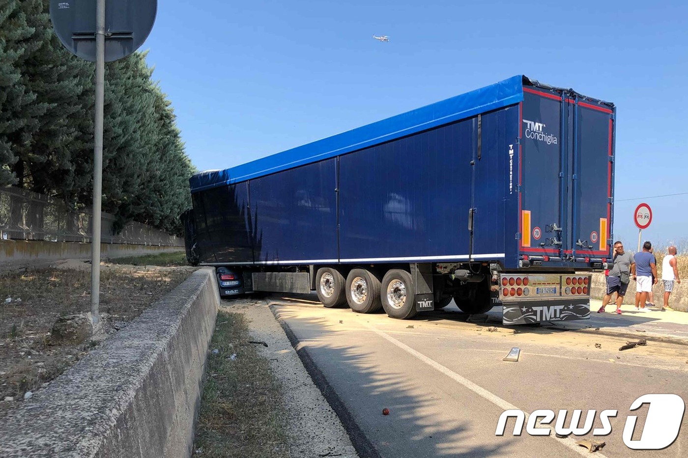 (포지아 AFP=뉴스1) 우동명 기자 = 6일(현지시간) 이탈리아 포지아 인근 도로에서 농장 노동을 하는 북아프리카 이주노동자를 태운 승합차가 대형 트럭과 충돌한 뒤 트럭에 끼여있 …