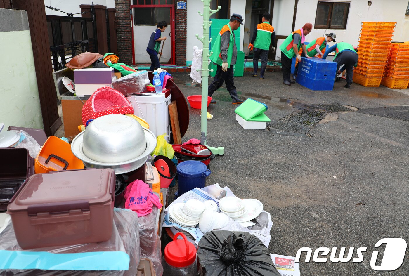 본문 이미지 - 전날 내린 폭우로 강원 영동 지역 곳곳에 피해가 발생했다. 7일 속초시 영랑동 한 주택에서 자율방재단이 침수피해 복구 작업을 하고 있다. 이날 오전부터 속초, 철원, 화천, 양구, 정선, 인제 등 강원도 자율방재단 50여명이 침수 피해지역 곳곳에 투입됐다. 2018.8.7/뉴스1 ⓒ News1 고재교 기자
