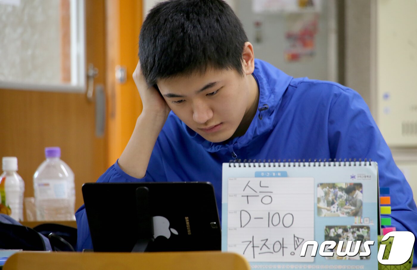 본문 이미지 - 대입 수능 100일을 앞둔 7일 경북 구미고등학교에서 자율학습중인 한 3학년 학생이 탁상용 달력에 수능 100일 전이란 글씨를 써 놓고 열공 모드에 돌입하고 있다.2018.8.7/뉴스1 ⓒ News1 정우용 기자